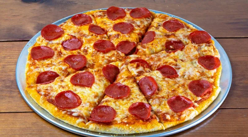 Pizza con salchichas frescas