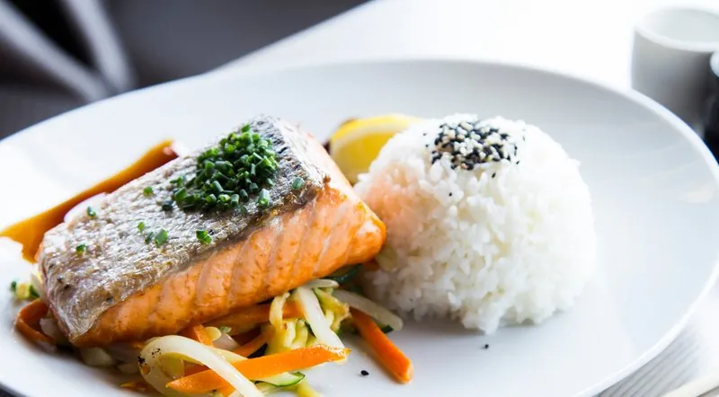 Salmón con arroz y verdura